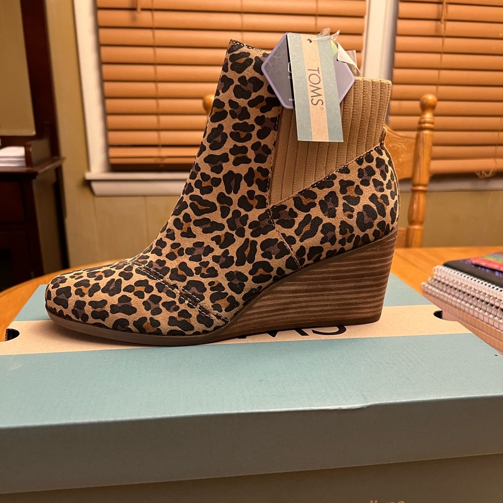 Toms Sadie tan classic leopard printed suede booties/boots. Size 9